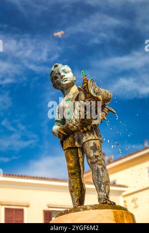 ROVINJ, KROATIEN - 9. APRIL 2018: Statue eines kleinen Jungen mit einem Fisch auf dem Marsala Tita-Platz. Stockfoto