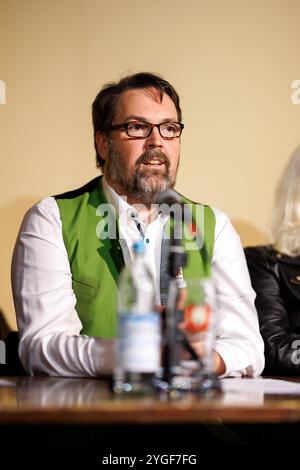 München, Deutschland. November 2024. Andre Hartmann, künstlerischer Leiter der Münchner Lach- und Schießgesellschaft, spricht anlässlich einer Pressekonferenz zur Wiedereröffnung des Unternehmens. Quelle: Matthias Balk/dpa/Alamy Live News Stockfoto