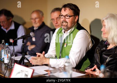 München, Deutschland. November 2024. Andre Hartmann, künstlerischer Leiter der Münchner Lach- und Schießgesellschaft, spricht anlässlich einer Pressekonferenz zur Wiedereröffnung des Unternehmens. Quelle: Matthias Balk/dpa/Alamy Live News Stockfoto