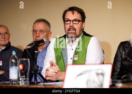 München, Deutschland. November 2024. Andre Hartmann, künstlerischer Leiter der Münchner Lach- und Schießgesellschaft, spricht anlässlich einer Pressekonferenz zur Wiedereröffnung des Unternehmens. Quelle: Matthias Balk/dpa/Alamy Live News Stockfoto