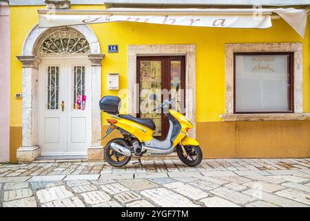 POREC, KROATIEN - 5. APRIL 2017: Architektur der Gebäude im Zentrum der Stadt. Stockfoto