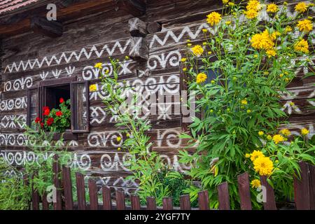 CICMANY, SLOWAKEI - 25. MAI 2019: Volksarchitektur des Dorfes Cicmany in der Region Zilina. Charakteristische Muster an den Fassaden von Holzhäusern. Stockfoto