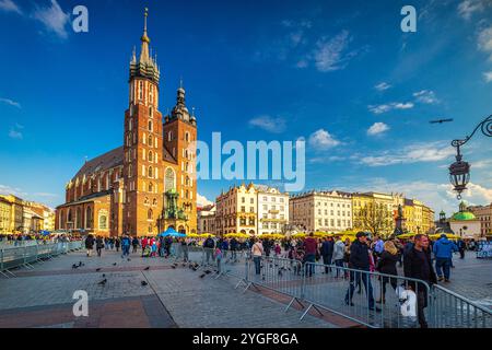 KRAKAU, POLEN - 30. APRIL 2017: Marienkirche auf dem Hauptmarkt. Stockfoto