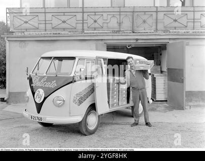 Volkswagen Typ 2 T1. Die erste Generation der Volkswagen-Modelle der Transporter-Familie wurde am 8. märz 1950 eingeführt. Es hatte eine geteilte Windschutzscheibe, die informell Microbus, Spritscreen oder Splittie genannt wurde. Delicato ist ein Familienunternehmen, das 1948 von Einar Belvén gegründet wurde. Seitdem wurde alles mögliche in der Bäckerei in Segeltorp vor Stockholm gebacken. Delicato ist ein königlicher Hoflieferant und zu den Bestsellern zählen der Delicato Ball und der Punch Roll, auch Staubsauger genannt. 1957. Conard Ref. 3562 Stockfoto