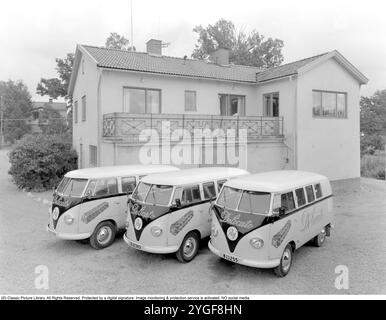 Volkswagen Typ 2 T1. Die erste Generation der Volkswagen-Modelle der Transporter-Familie wurde am 8. märz 1950 eingeführt. Es hatte eine geteilte Windschutzscheibe, die informell Microbus, Spritscreen oder Splittie genannt wurde. Delicato ist ein Familienunternehmen, das 1948 von Einar Belvén gegründet wurde. Seitdem wurde alles mögliche in der Bäckerei in Segeltorp vor Stockholm gebacken. Delicato ist ein königlicher Hoflieferant und zu den Bestsellern zählen der Delicato Ball und der Punch Roll, auch Staubsauger genannt. 1957. Conard Ref. 3562 Stockfoto