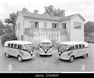 Volkswagen Typ 2 T1. Die erste Generation der Volkswagen-Modelle der Transporter-Familie wurde am 8. märz 1950 eingeführt. Es hatte eine geteilte Windschutzscheibe, die informell Microbus, Spritscreen oder Splittie genannt wurde. Delicato ist ein Familienunternehmen, das 1948 von Einar Belvén gegründet wurde. Seitdem wurde alles mögliche in der Bäckerei in Segeltorp vor Stockholm gebacken. Delicato ist ein königlicher Hoflieferant und zu den Bestsellern zählen der Delicato Ball und der Punch Roll, auch Staubsauger genannt. 1957. Conard Ref. 3562 Stockfoto