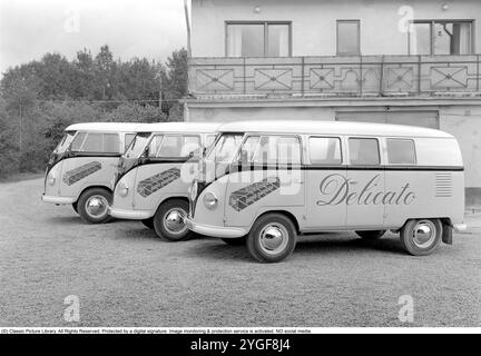 Volkswagen Typ 2 T1. Die erste Generation der Volkswagen-Modelle der Transporter-Familie wurde am 8. märz 1950 eingeführt. Es hatte eine geteilte Windschutzscheibe, die informell Microbus, Spritscreen oder Splittie genannt wurde. Delicato ist ein Familienunternehmen, das 1948 von Einar Belvén gegründet wurde. Seitdem wurde alles mögliche in der Bäckerei in Segeltorp vor Stockholm gebacken. Delicato ist ein königlicher Hoflieferant und zu den Bestsellern zählen der Delicato Ball und der Punch Roll, auch Staubsauger genannt. 1957. Conard Ref. 3562 Stockfoto