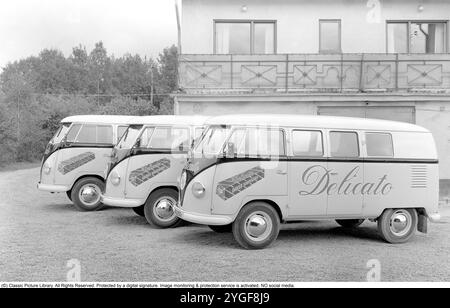 Volkswagen Typ 2 T1. Die erste Generation der Volkswagen-Modelle der Transporter-Familie wurde am 8. märz 1950 eingeführt. Es hatte eine geteilte Windschutzscheibe, die informell Microbus, Spritscreen oder Splittie genannt wurde. Delicato ist ein Familienunternehmen, das 1948 von Einar Belvén gegründet wurde. Seitdem wurde alles mögliche in der Bäckerei in Segeltorp vor Stockholm gebacken. Delicato ist ein königlicher Hoflieferant und zu den Bestsellern zählen der Delicato Ball und der Punch Roll, auch Staubsauger genannt. 1957. Conard Ref. 3562 Stockfoto