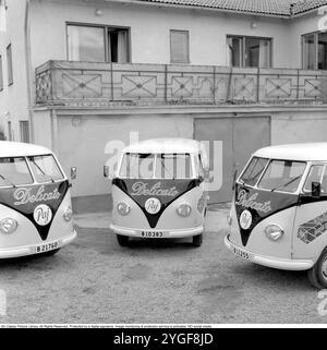 Volkswagen Typ 2 T1. Die erste Generation der Volkswagen-Modelle der Transporter-Familie wurde am 8. märz 1950 eingeführt. Es hatte eine geteilte Windschutzscheibe, die informell Microbus, Spritscreen oder Splittie genannt wurde. Delicato ist ein Familienunternehmen, das 1948 von Einar Belvén gegründet wurde. Seitdem wurde alles mögliche in der Bäckerei in Segeltorp vor Stockholm gebacken. Delicato ist ein königlicher Hoflieferant und zu den Bestsellern zählen der Delicato Ball und der Punch Roll, auch Staubsauger genannt. 1957. Conard Ref. 3562 Stockfoto