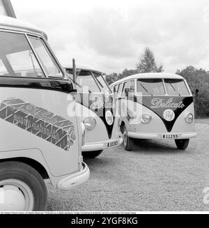 Volkswagen Typ 2 T1. Die erste Generation der Volkswagen-Modelle der Transporter-Familie wurde am 8. märz 1950 eingeführt. Es hatte eine geteilte Windschutzscheibe, die informell Microbus, Spritscreen oder Splittie genannt wurde. Delicato ist ein Familienunternehmen, das 1948 von Einar Belvén gegründet wurde. Seitdem wurde alles mögliche in der Bäckerei in Segeltorp vor Stockholm gebacken. Delicato ist ein königlicher Hoflieferant und zu den Bestsellern zählen der Delicato Ball und der Punch Roll, auch Staubsauger genannt. 1957. Conard Ref. 3562 Stockfoto