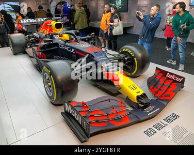 Dreiviertel-Vorderansicht des Redbull Racing RB16B, Formel-1-Wagens von Max Verstappen aus dem Jahr 2021, ausgestellt auf der Formel-1-Ausstellung Stockfoto