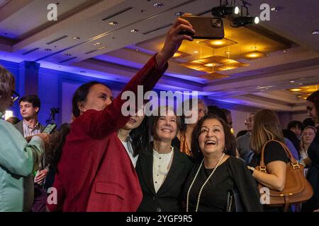 Raleigh, USA. November 2024. Rachel Hunt, die Nominierte der Demokraten für den Vizegouverneur von North Carolina, macht ein Foto mit anderen Teilnehmern der NC Democrats Watch Party in Raleigh, N.C. am 5. November 2024. Am 6. November wurde Hunt zum Sieger im Rennen des Vizegouverneurs gegen den Republikaner Hal Weatherman erklärt. Hunts Vater, James „Jim“ Hunt, war 69. Und 71. Gouverneur von North Carolina und der am längsten dienende Gouverneur in der Geschichte des Bundesstaates. (Foto: Joseph A. Navin/SIPA USA) Credit: SIPA USA/Alamy Live News Stockfoto