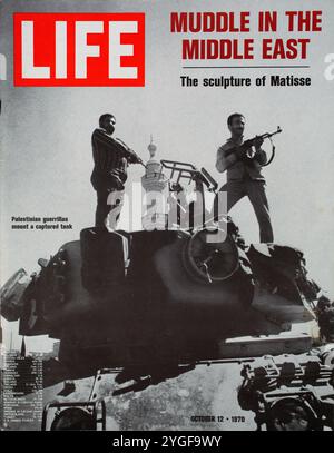 Das Foto eines jordanischen Militärpanzers, der während der jordanischen Militäroffensive „Schwarzer September“ von Palästinensern in der jordanischen Stadt AR-Ramtha gefangen genommen wurde, erscheint auf der ersten Seite des Magazins „Life“ vom 12. Oktober 1970. Der Schwarze September ist ein Konflikt, der im Haschemitischen Königreich Jordanien zwischen den jordanischen Streitkräften und der Palästinensischen Befreiungsorganisation im September 1970 ausbrach und bis Mitte Juli 1971 andauerte Stockfoto