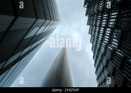 Flacher Blick auf die Wolkenkratzer in der City of London vor einem bewölkten Himmel – ikonische moderne Architektur im Finanzviertel. Hochwertige Fotos Stockfoto