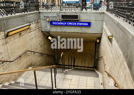 London UK - 11. September 2017: Abwärts gerichteter Blick auf den Eingang der U-Bahn-Station Piccadilly Circus in London, mit historischer Architektur und ACC Stockfoto