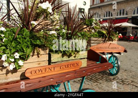 London, Vereinigtes Königreich - 11. September 2017: Rustikale Flower Carts am Covent Garden Market Square, London, mit üppigem Grün und Blumenarrangem geschmückt Stockfoto