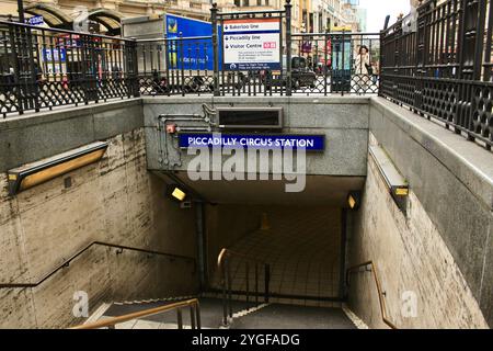 London UK - 11. September 2017: Abwärts gerichteter Blick auf den Eingang der U-Bahn-Station Piccadilly Circus in London, mit historischer Architektur und ACC Stockfoto