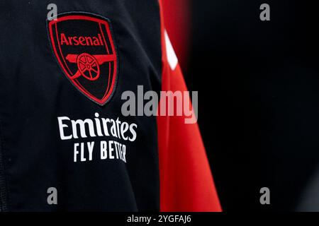 Das Wappen des Arsenals ist auf dem Trainingsanzug eines Spielers während des Fußballspiels der UEFA Champions League 2024/2025 zwischen dem FC Internazionale und dem Arsenal FC im San Siro Stadion in Mailand (Italien) am 6. November 2024 zu sehen. Stockfoto