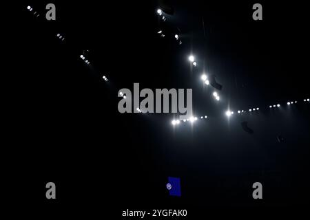 Das Wappen des FC Internazionale ist auf dem Bildschirm des Stadions während des Fußballspiels der UEFA Champions League 2024/2025 zwischen dem FC Internazionale und dem Arsenal FC im San Siro Stadion in Mailand (Italien) am 6. November 2024 zu sehen. Stockfoto