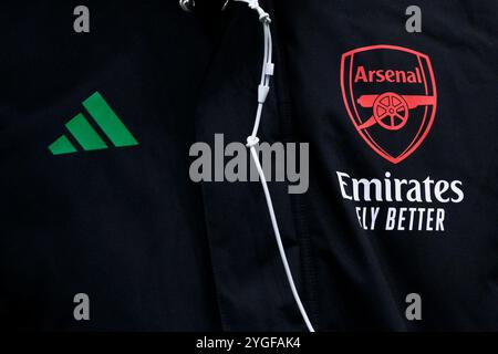 Adidas und das Wappen des Arsenals sind auf dem Trainingsanzug eines Spielers während des Fußballspiels der UEFA Champions League 2024/2025 zwischen dem FC Internazionale und dem Arsenal FC im San Siro Stadion in Mailand (Italien) am 6. November 2024 zu sehen. Stockfoto