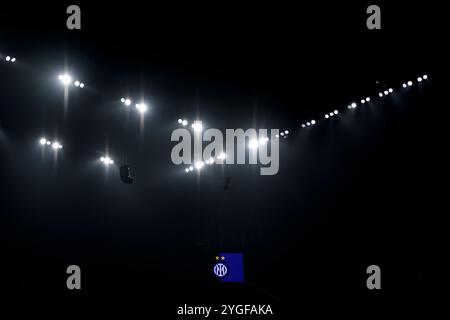 Das Wappen des FC Internazionale ist auf dem Bildschirm des Stadions während des Fußballspiels der UEFA Champions League 2024/2025 zwischen dem FC Internazionale und dem Arsenal FC im San Siro Stadion in Mailand (Italien) am 6. November 2024 zu sehen. Stockfoto