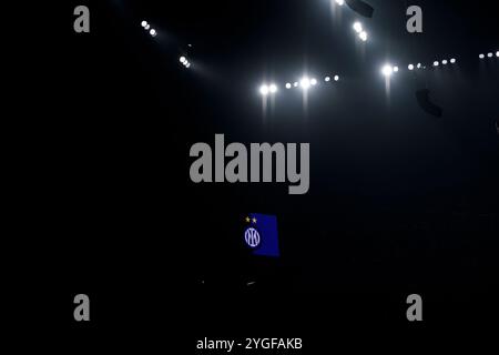 Das Wappen des FC Internazionale ist auf dem Bildschirm des Stadions während des Fußballspiels der UEFA Champions League 2024/2025 zwischen dem FC Internazionale und dem Arsenal FC im San Siro Stadion in Mailand (Italien) am 6. November 2024 zu sehen. Stockfoto