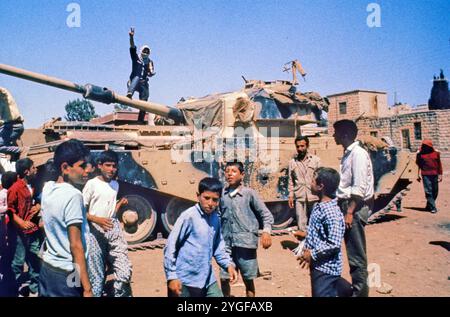 Ar-Ramtha, Jordanien. Palästinenser umgeben einen Panzer in der Stadt AR-Ramtha im Nordwesten Jordaniens während des „Schwarzen September“. Der Schwarze September ist ein Konflikt, der im Haschemitischen Königreich Jordanien zwischen den jordanischen Streitkräften und der Palästinensischen Befreiungsorganisation im September 1970 ausbrach und bis Mitte Juli 1971 andauerte Stockfoto