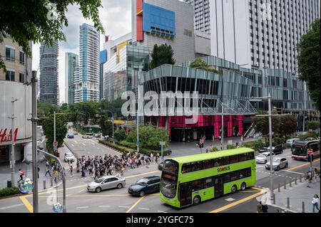 20.10.2024, Singapur, Republik Singapur, Asien - Erhoehter Blick auf den taeglichen Strassenverkehr entlang der Einkaufsstraße Orchard Road im Stadtzentrum. *** 20 10 2024, Singapur, Republik Singapur, Asien erhöhter Blick auf den täglichen Verkehr entlang der Orchard Road Einkaufsstraße im Stadtzentrum Stockfoto