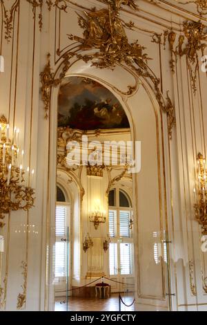 Wien, Österreich - 6. Oktober 2024: Kunstvolle barocke Inneneinrichtung mit vergoldeten Details und Freskendecke im Schloss Schönbrunn. Hochwertige Fotos Stockfoto