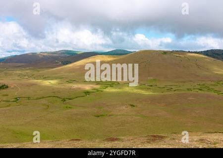 Landschaft eines Hochlandes mit Hügeln und Mäandern und bewölktem Himmel. Persembe Yaylasi oder Persembe Plateau in der Provinz Ordu in der Türkei. Stockfoto