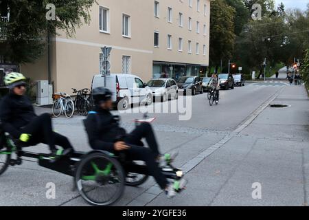 Salzburg, Österreich - 1. Oktober 2024: Radfahrer auf Liegerädern durch die Wohnstraße im europäischen Stadtviertel, Blurred Motion, Ped Stockfoto