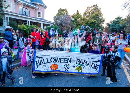 Eine familienfreundliche Halloween-Parade auf der Albemarle Road im Wohnviertel Prospect Park South in Brooklyn, New York. Stockfoto