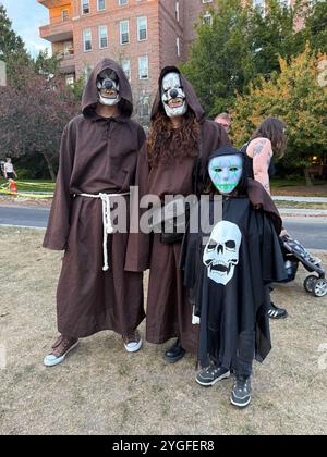 Eine familienfreundliche Halloween-Parade auf der Albemarle Road im Wohnviertel Prospect Park South in Brooklyn, New York. Stockfoto