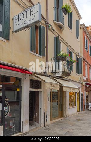 Venedig, Italien - 9. Oktober 2024: Kleines 3-Sterne-Hotel alle Guglie in der Cannaregio Straße in der Altstadt, Herbsttag. Stockfoto