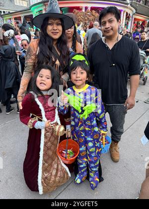 Eine familienfreundliche Halloween-Parade auf der Albemarle Road im Wohnviertel Prospect Park South in Brooklyn, New York. Stockfoto