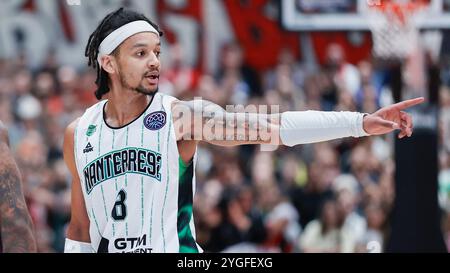 Würzburg, Deutschland. November 2024. Im Bild: Benjamin Sene (Nanterre 92, 8), Anweisungen 06.11.2024, FIT-One Würzburg Baskets vs. Nanterre 92, Basketball Champions League, 4. Spieltag, Deutschland, Würzburg, tectake-Arena, Credit: dpa/Alamy Live News Stockfoto