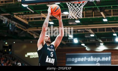 Würzburg, Deutschland. November 2024. Im Bild: Owen Klassen (Würzburg Baskets, 5), dunking 06.11.2024, FIT-One Würzburg Baskets vs. Nanterre 92, Basketball Champions League, 4. Spieltag, Deutschland, Würzburg, tectake-Arena, Credit: dpa/Alamy Live News Stockfoto