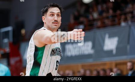 Würzburg, Deutschland. November 2024. Im Bild: Paul Lacombe (Nanterre 92, 6), Verwunderung 06.11.2024, FIT-One Würzburg Baskets vs. Nanterre 92, Basketball Champions League, 4. Spieltag, Deutschland, Würzburg, tectake-Arena, Credit: dpa/Alamy Live News Stockfoto