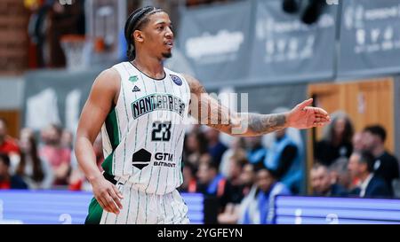 Würzburg, Deutschland. November 2024. Im Bild: Desi Rodriguez (Nanterre 92, 23), Anweisungen 06.11.2024, FIT-One Würzburg Baskets vs. Nanterre 92, Basketball Champions League, 4. Spieltag, Deutschland, Würzburg, tectake-Arena, Credit: dpa/Alamy Live News Stockfoto