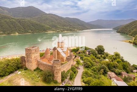 Blick von oben auf den Ananuri Festungskomplex am Aragvi Fluss. Das Schloss mit der alten mittelalterlichen orthodoxen Kirche ist eine Touristenattraktion. Georgianisches Kloster im Ban Stockfoto