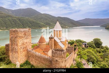 Blick von oben auf den Ananuri Festungskomplex am Aragvi Fluss. Das Schloss mit der alten mittelalterlichen orthodoxen Kirche ist eine Touristenattraktion. Georgianisches Kloster im Ban Stockfoto