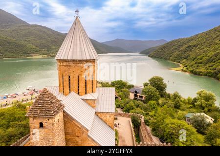 Blick von oben auf den Ananuri Festungskomplex am Aragvi Fluss. Das Schloss mit der alten mittelalterlichen orthodoxen Kirche ist eine Touristenattraktion. Georgianisches Kloster in Stockfoto