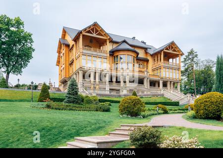 NPP Mezhihirya, Novi Petrivtsi, Region Kiew, Ukraine, 21. Mai, 2017: Holzhaus - ehemalige Residenz des armen Präsidenten der Ukraine Janukowitsch Stockfoto