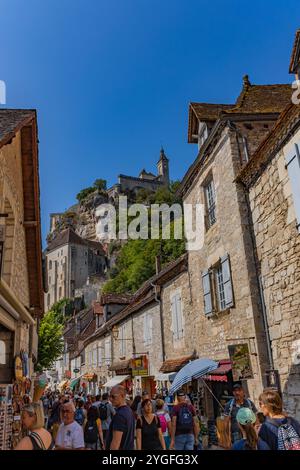 Rocamadour, Frankreich - 20. August 2024: Touristen wandern im mittelalterlichen Zentrum von Rocamadour. Frankreich Stockfoto