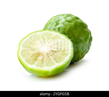 Die Seitenansicht der frischen grünen Bergamotte oder der Kaffir-Limette mit der Hälfte im Stapel ist auf weißem Hintergrund mit Schnittpfad isoliert. Stockfoto