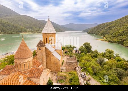 Blick von oben auf den Ananuri Festungskomplex am Aragvi Fluss. Das Schloss mit der alten mittelalterlichen orthodoxen Kirche ist eine Touristenattraktion. Georgianisches Kloster im Ban Stockfoto