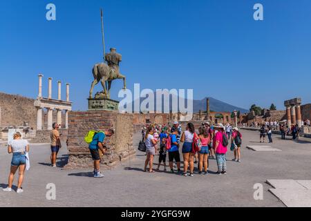 Pompeji, Italien - 8. August 2024: Ruinen einer Stadt. Pompeji ist eine antike römische Stadt, die 79 nach dem Ausbruch des Vesuvs starb. Stockfoto