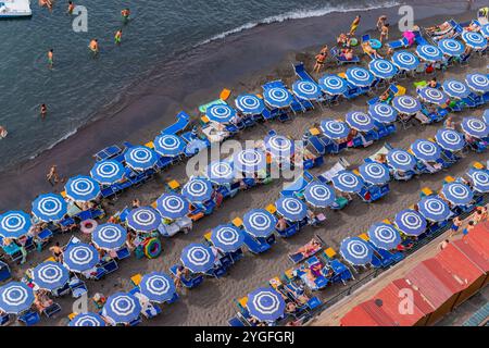 Sorrent, Italien - 4. August 2024: Lionellis Beach und Marameo Beach Club in Sorrent mit Sonnenschirmen im Sommer. Sorrent, Italien Stockfoto