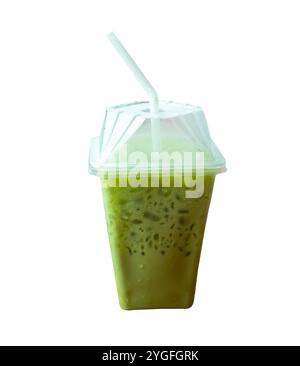 Eismatcha grüner Tee mit Kondensmilch in transparentem Kunststoffglas mit weißem Stroh ist auf weißem Hintergrund mit Schneidepfad isoliert. Stockfoto