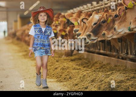 Charmantes Kind im Cowboykostüm auf einer Kuhfarm in Dänemark Stockfoto